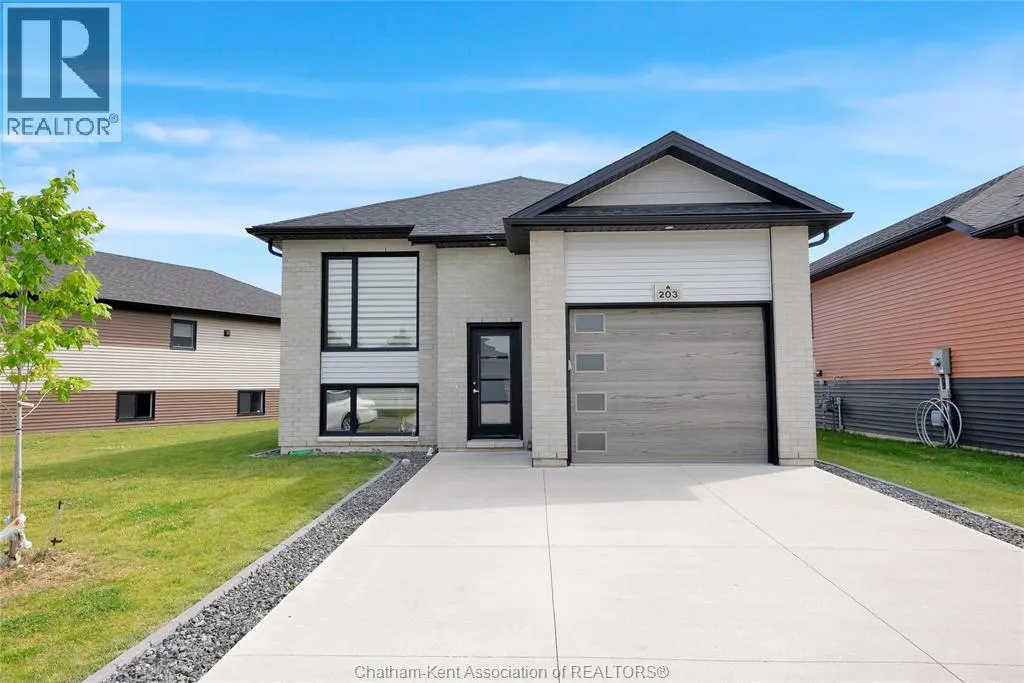 203 MOONSTONE CRESCENT