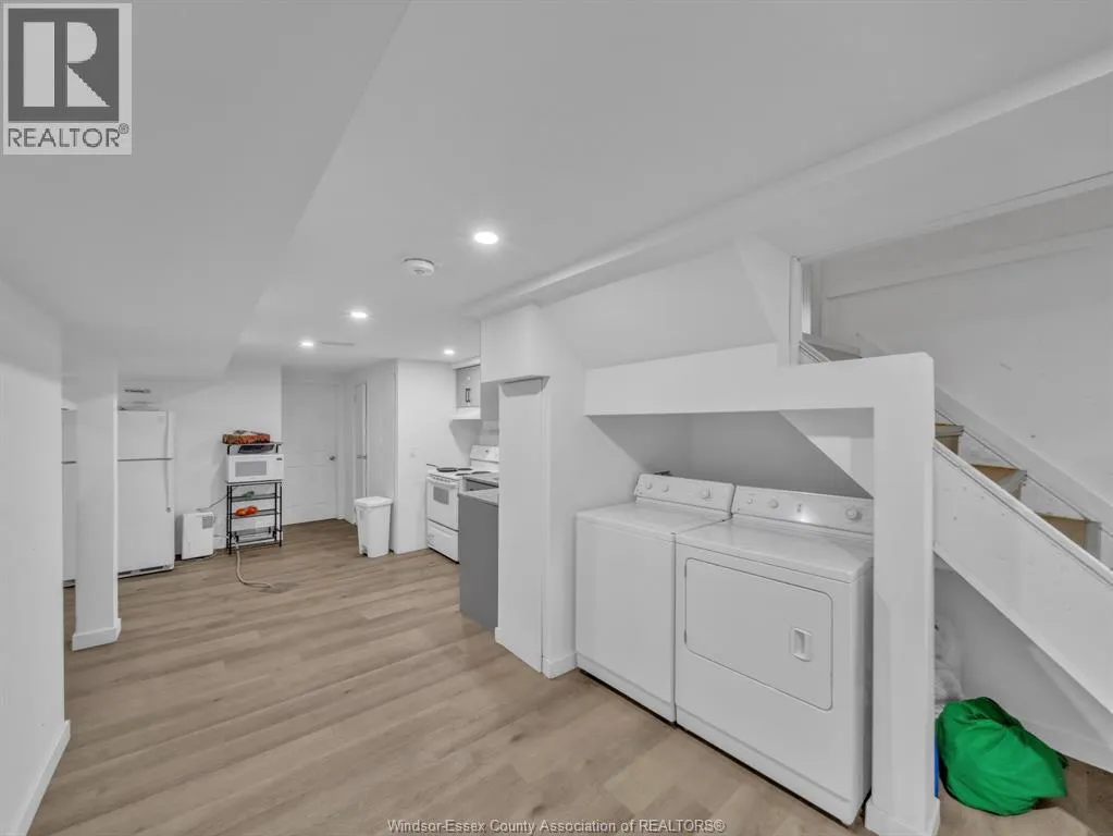 1045 CABANA ROAD West