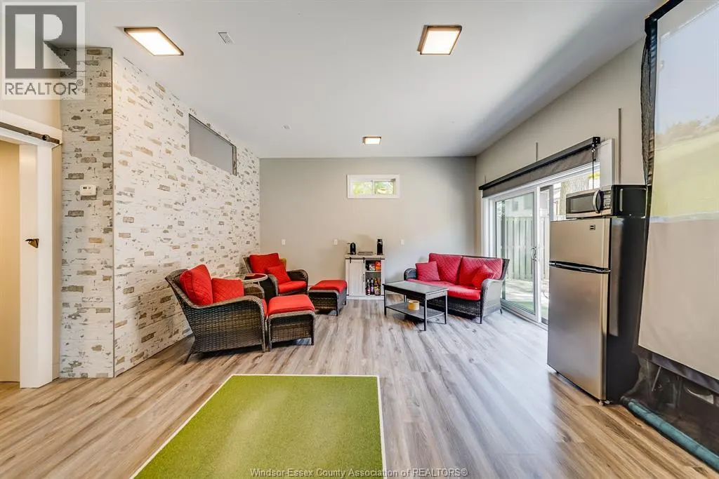 211 WOODLAND DRIVE