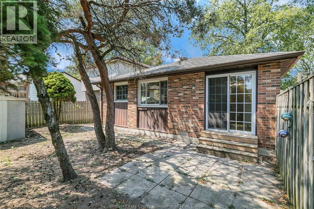 1366 BAYSWATER CRESCENT