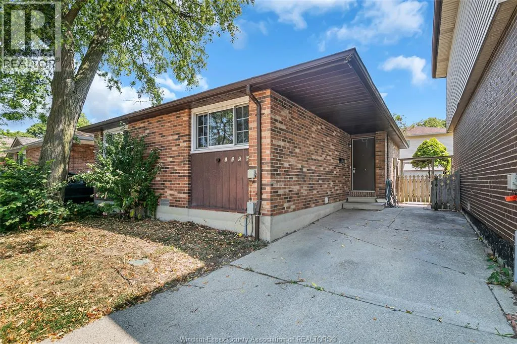 1366 BAYSWATER CRESCENT