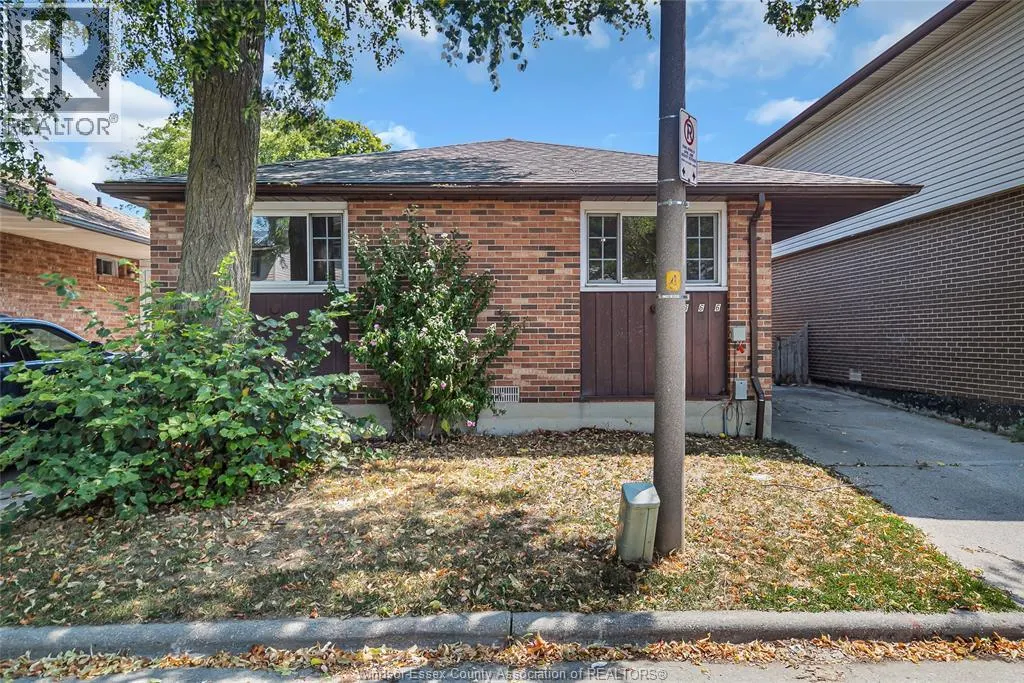 1366 BAYSWATER CRESCENT