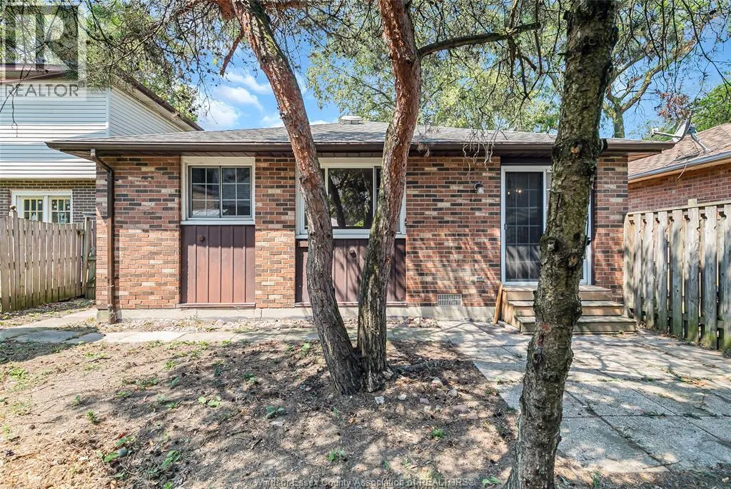 1366 BAYSWATER CRESCENT