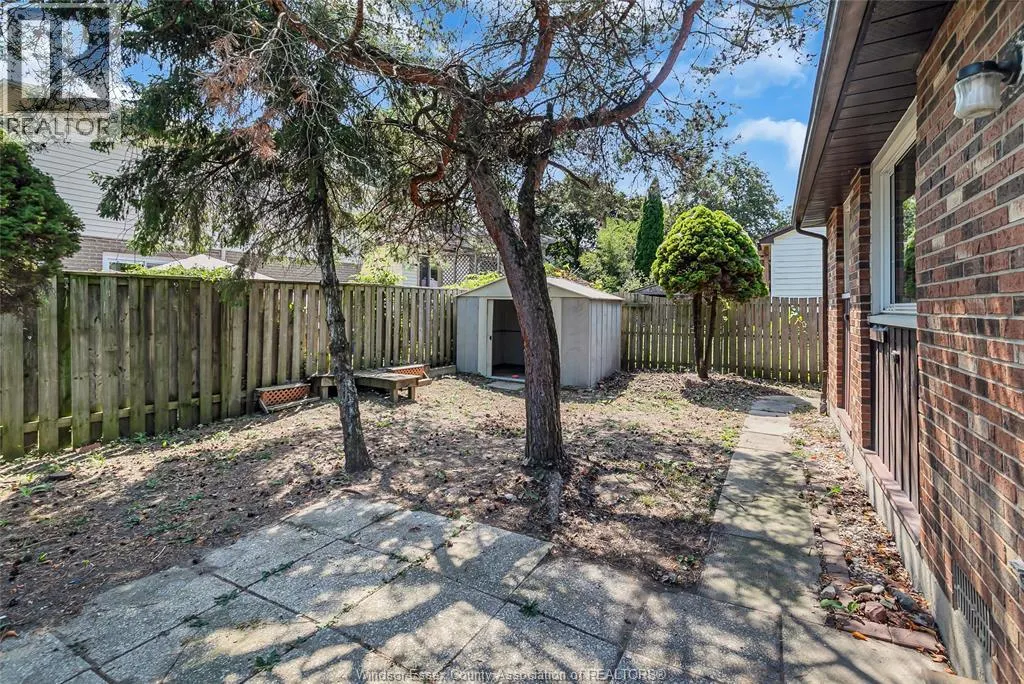 1366 BAYSWATER CRESCENT