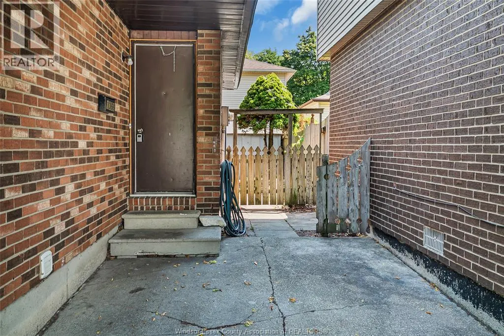 1366 BAYSWATER CRESCENT