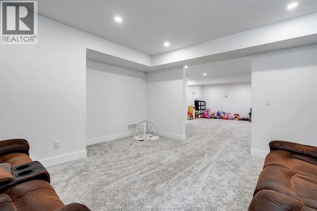 6 HEATHVIEW TRAIL
