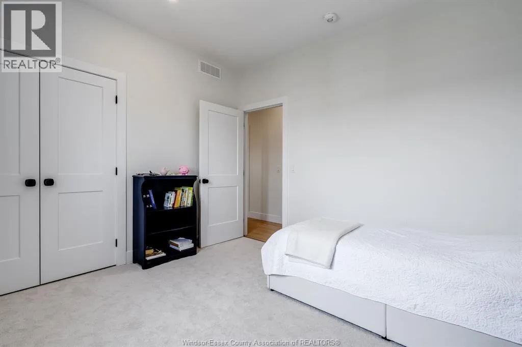 6 HEATHVIEW TRAIL