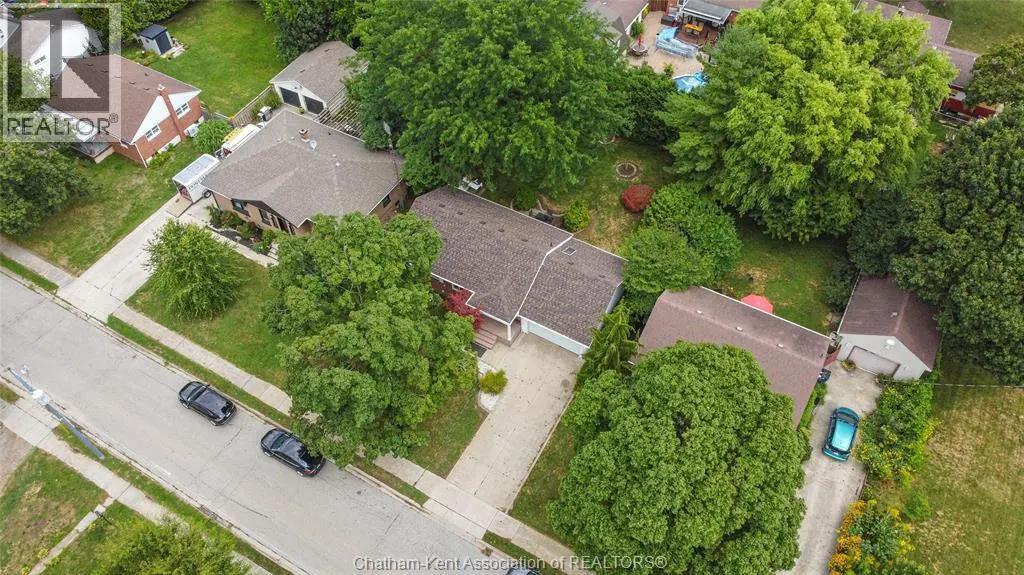 33 MEADOWLEA ROAD