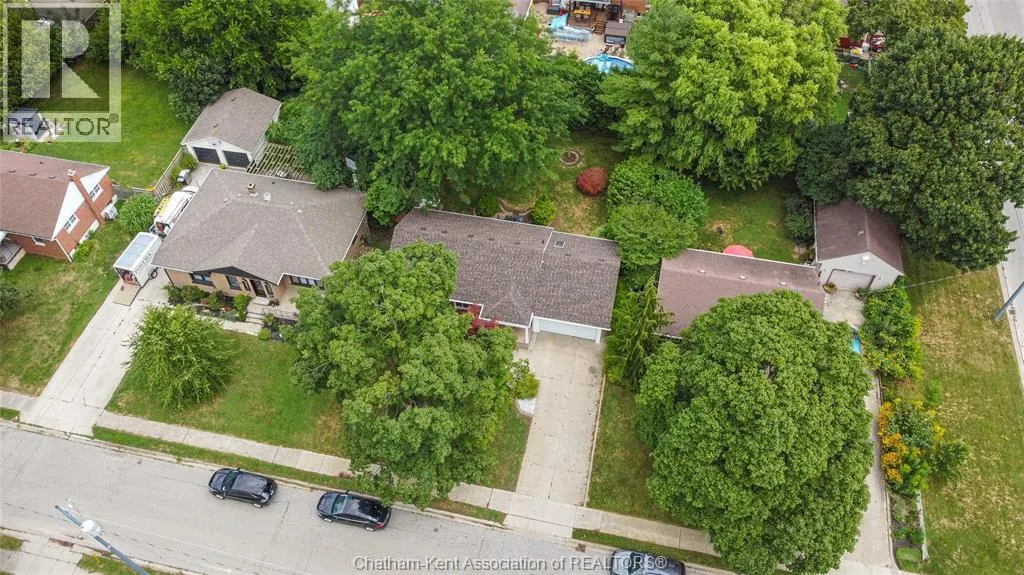 33 MEADOWLEA ROAD