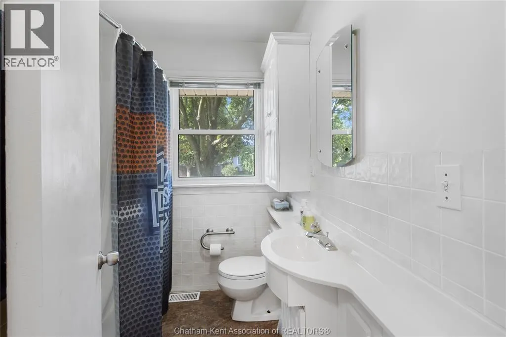 33 MEADOWLEA ROAD