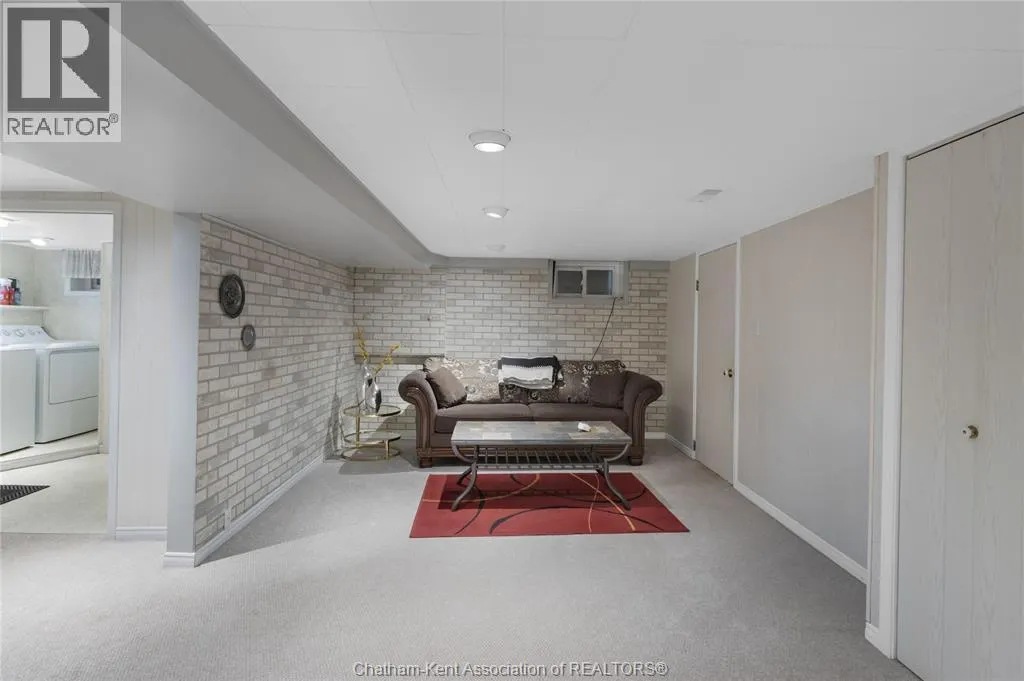 33 MEADOWLEA ROAD