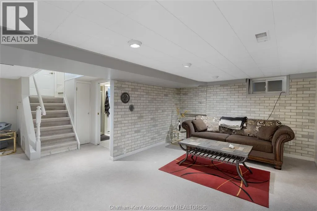 33 MEADOWLEA ROAD