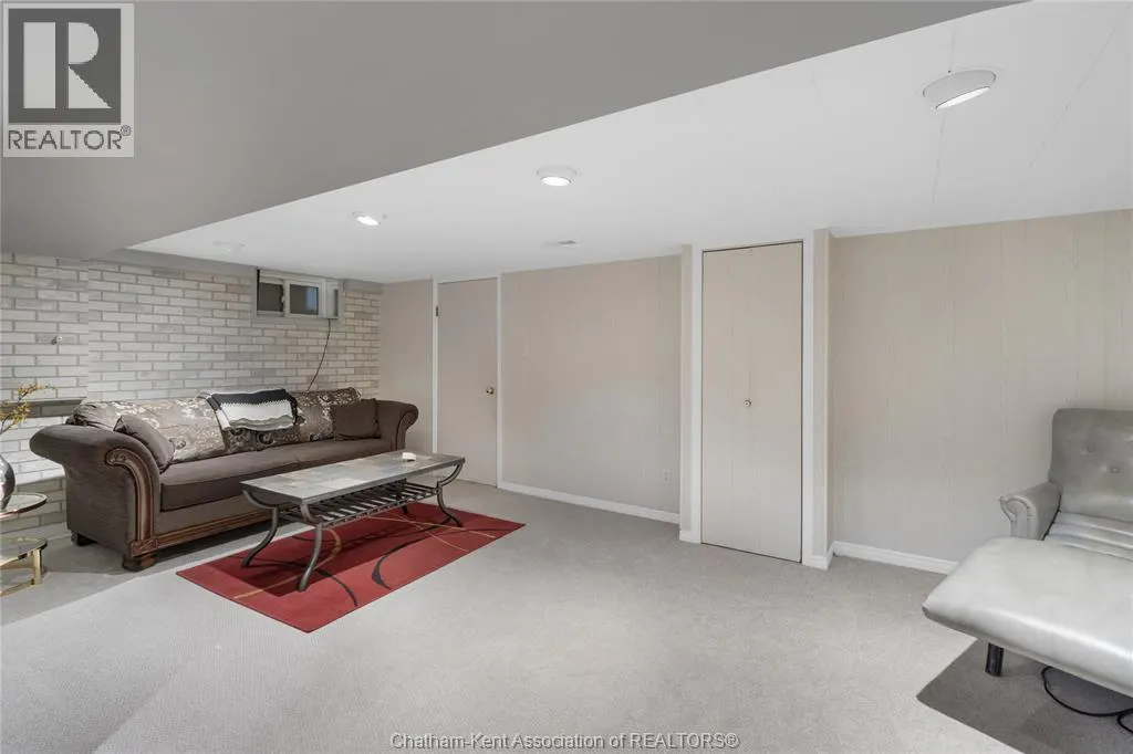 33 MEADOWLEA ROAD