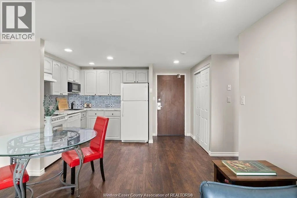 3936 WYANDOTTE STREET East Unit# 906