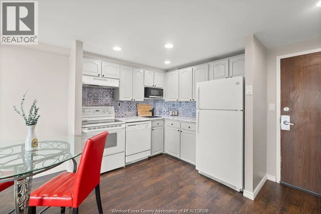 3936 WYANDOTTE STREET East Unit# 906