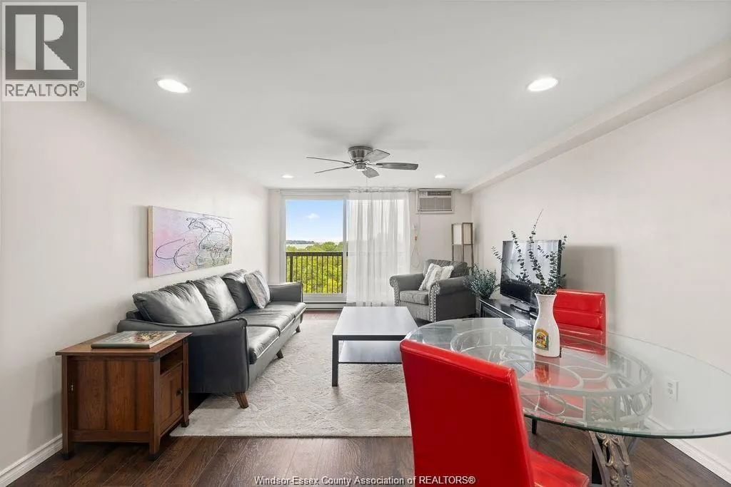 3936 WYANDOTTE STREET East Unit# 906