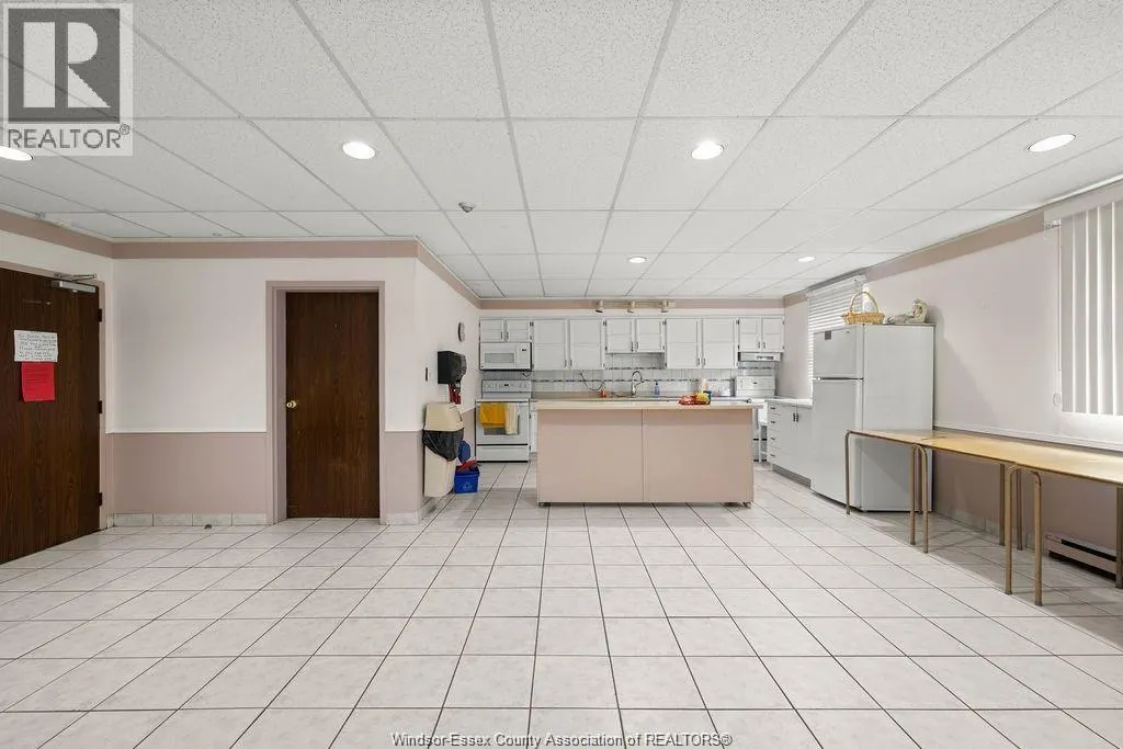 3936 WYANDOTTE STREET East Unit# 906