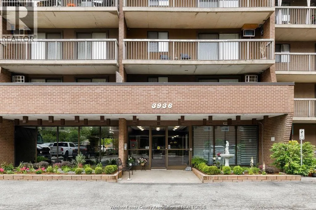3936 WYANDOTTE STREET East Unit# 906