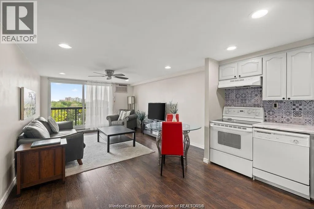3936 WYANDOTTE STREET East Unit# 906