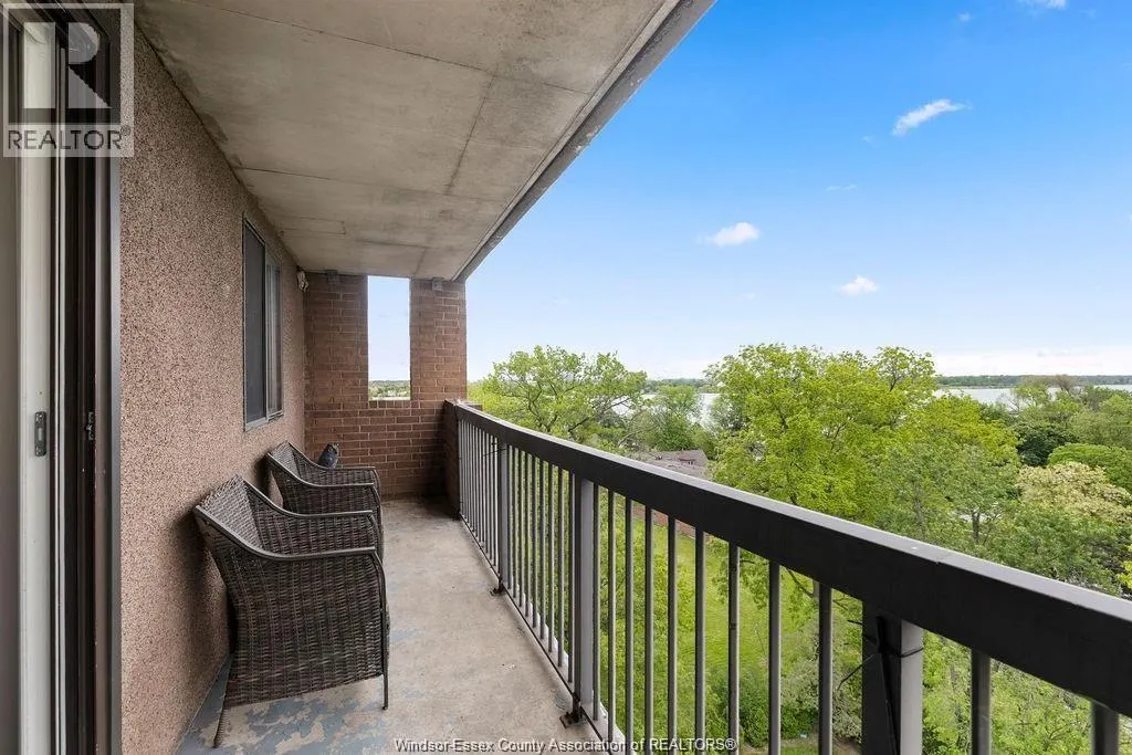 3936 WYANDOTTE STREET East Unit# 906