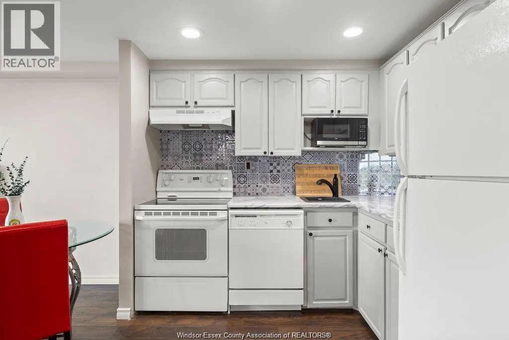 3936 WYANDOTTE STREET East Unit# 906