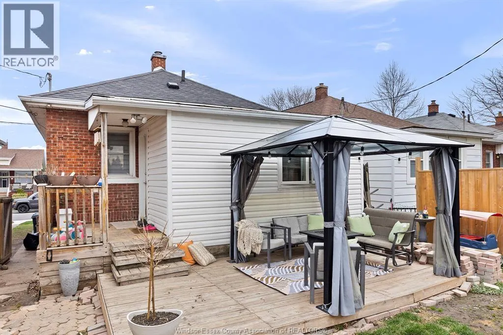 1065 ELLIS STREET East