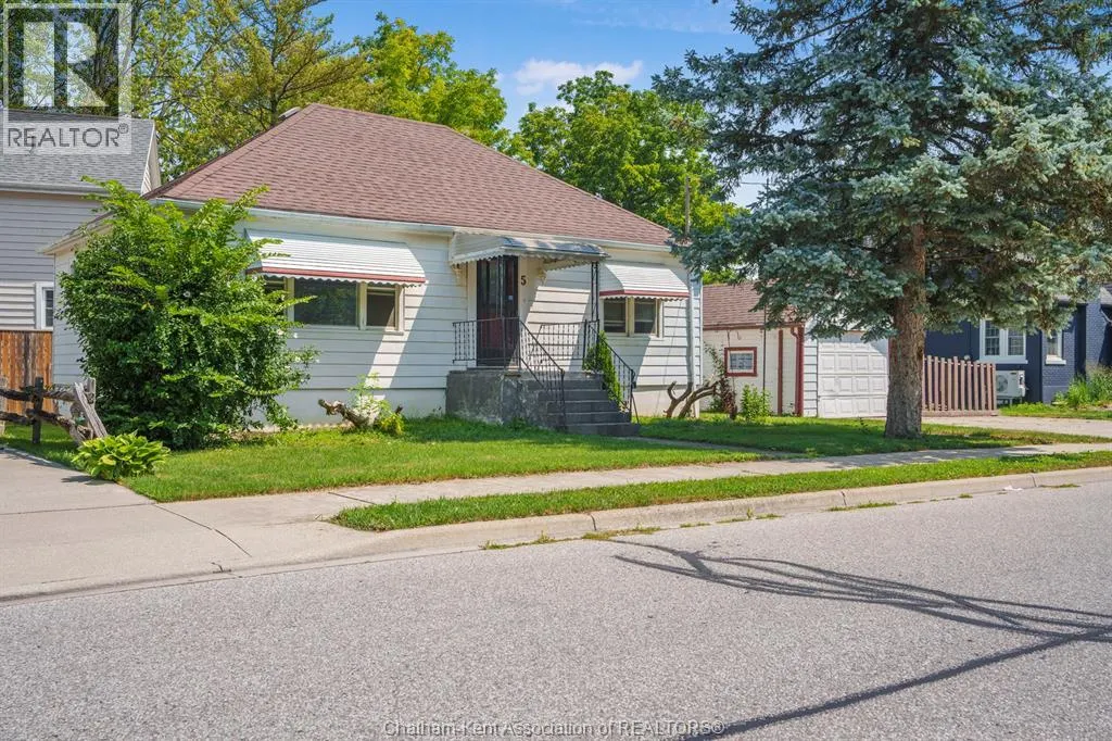 5 BUCKINGHAM AVENUE