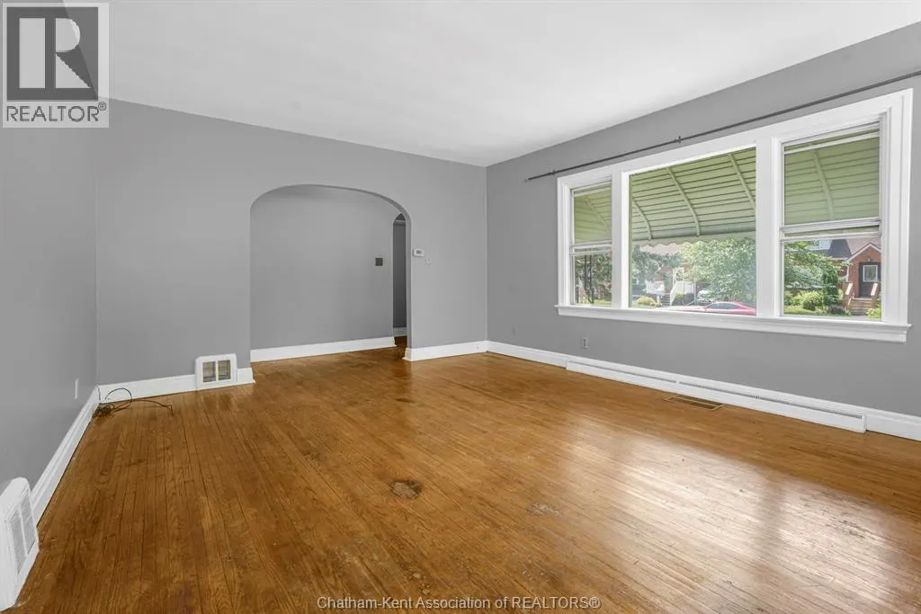 5 BUCKINGHAM AVENUE