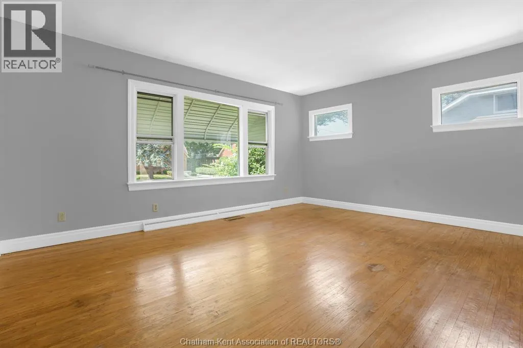 5 BUCKINGHAM AVENUE