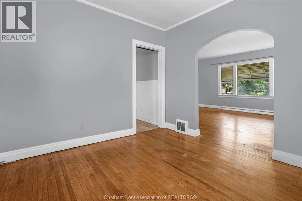 5 BUCKINGHAM AVENUE