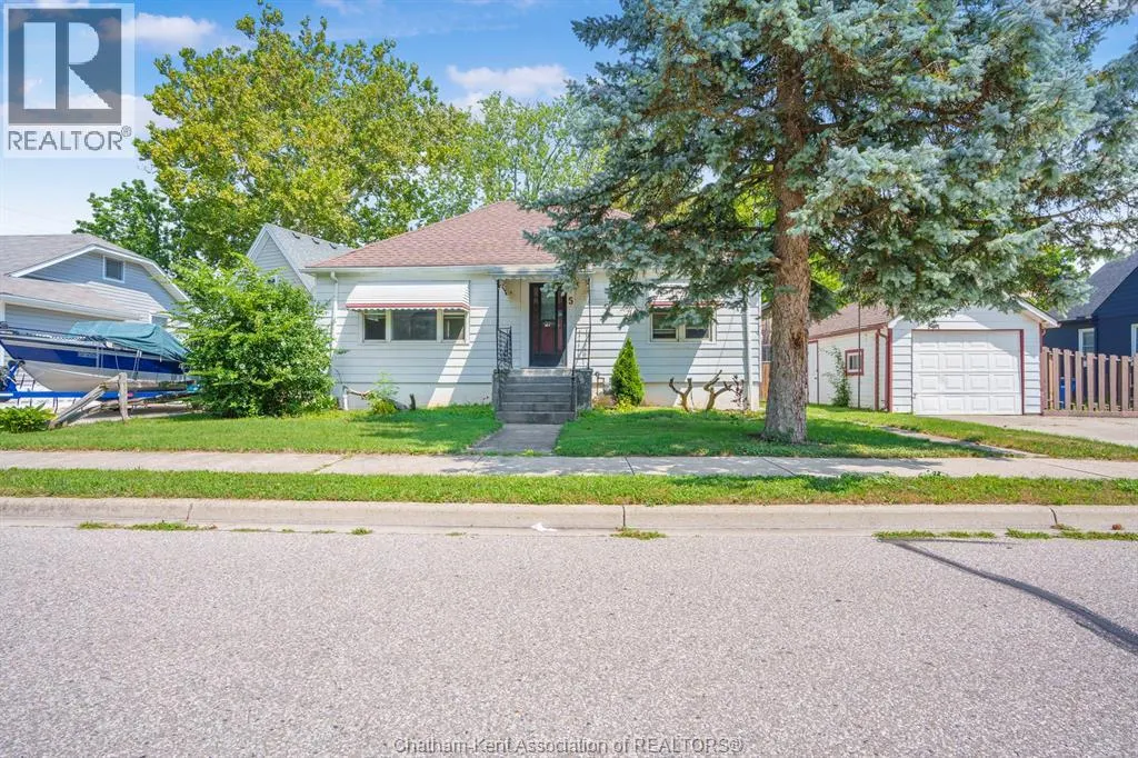 5 BUCKINGHAM AVENUE