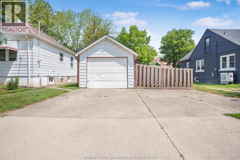 5 BUCKINGHAM AVENUE