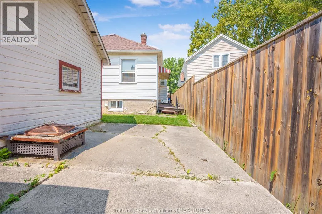 5 BUCKINGHAM AVENUE