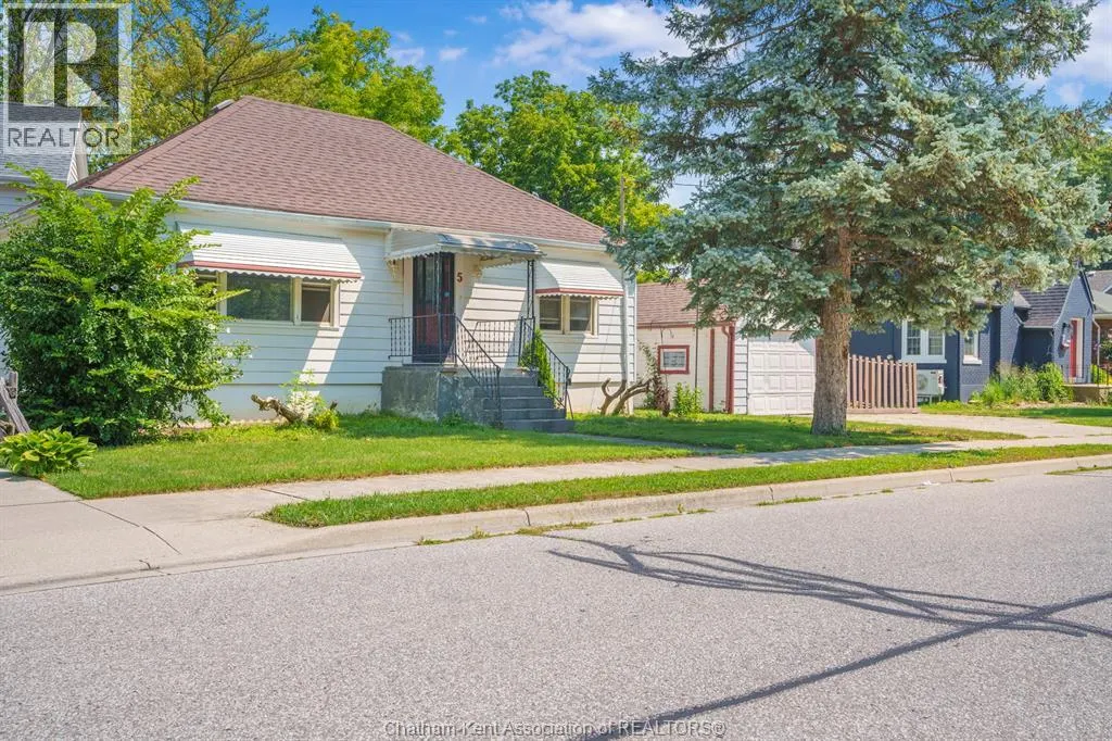 5 BUCKINGHAM AVENUE