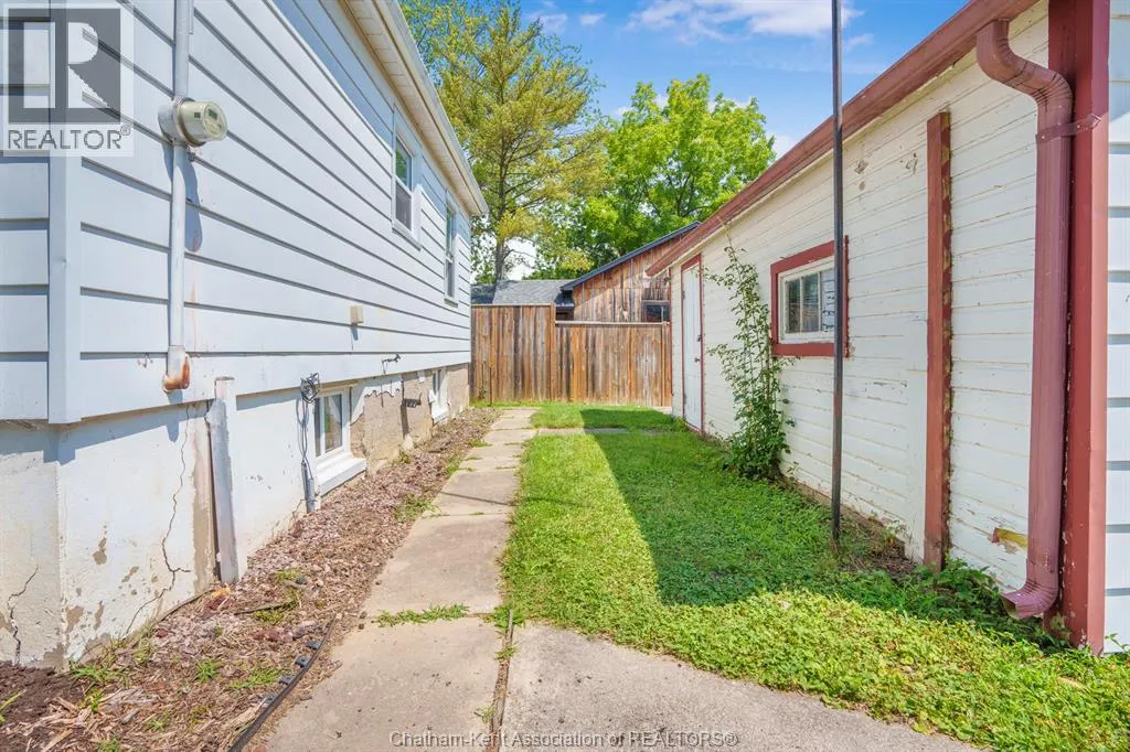 5 BUCKINGHAM AVENUE