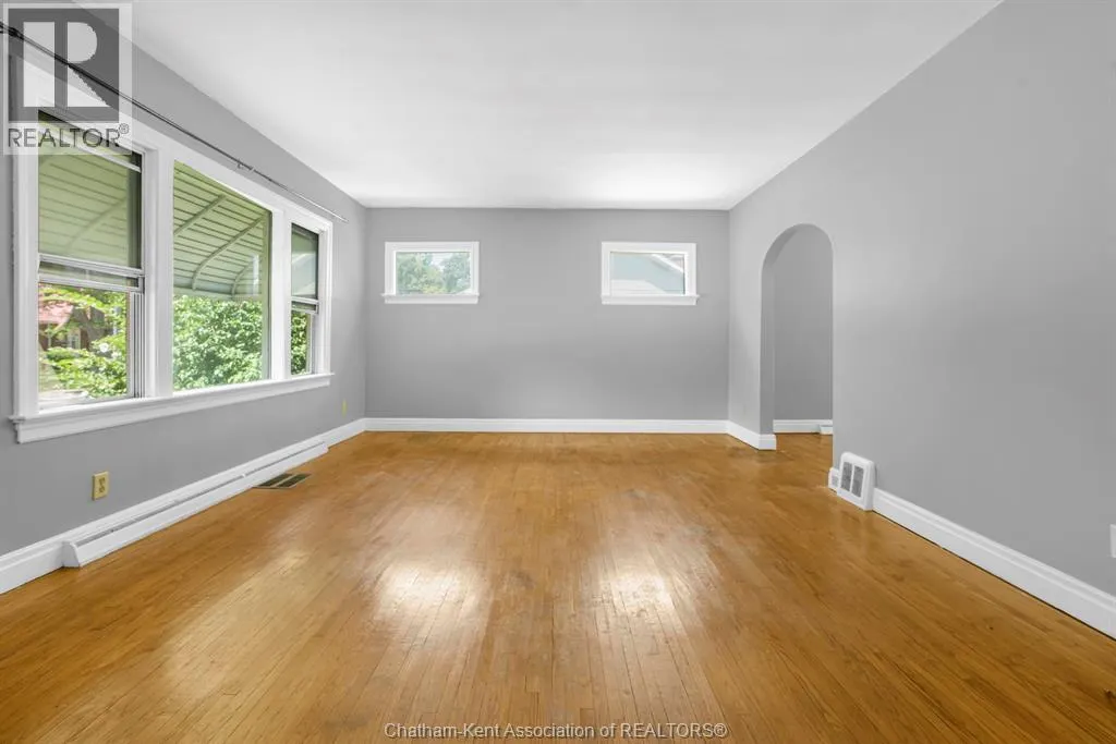 5 BUCKINGHAM AVENUE