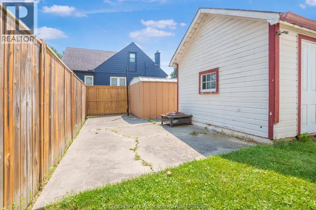 5 BUCKINGHAM AVENUE