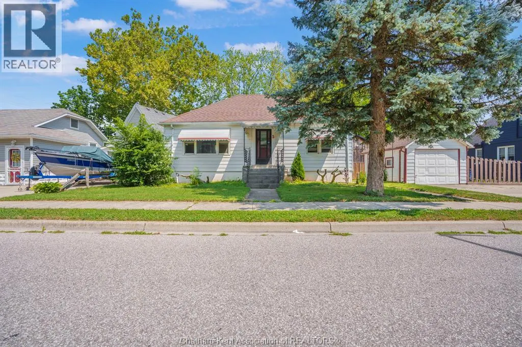 5 BUCKINGHAM AVENUE