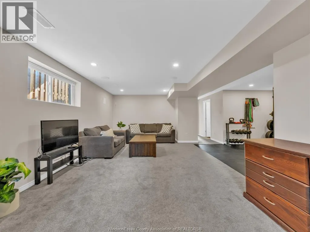 3142 VIOLA CRESCENT