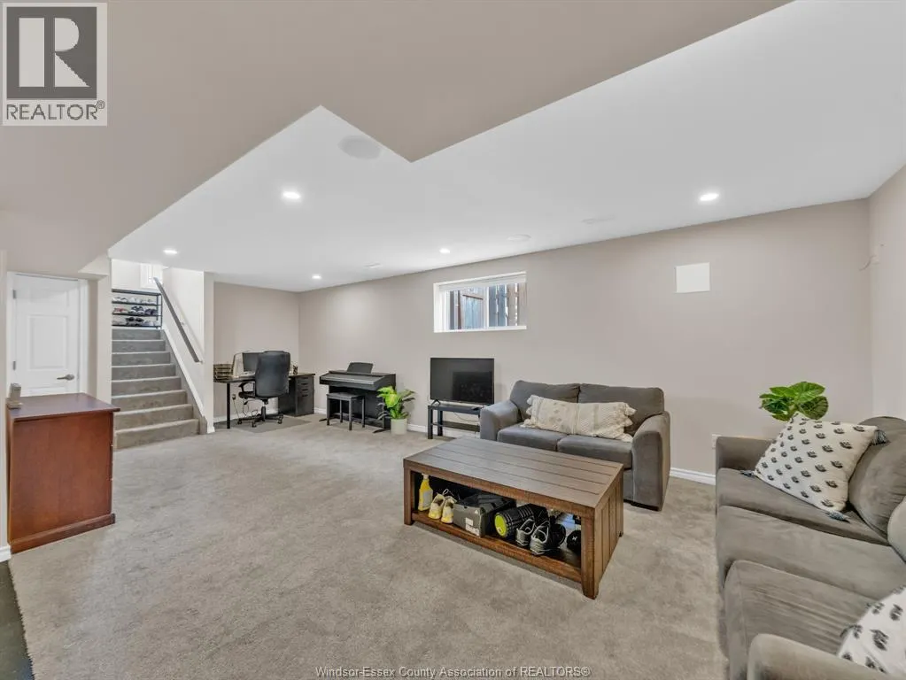 3142 VIOLA CRESCENT