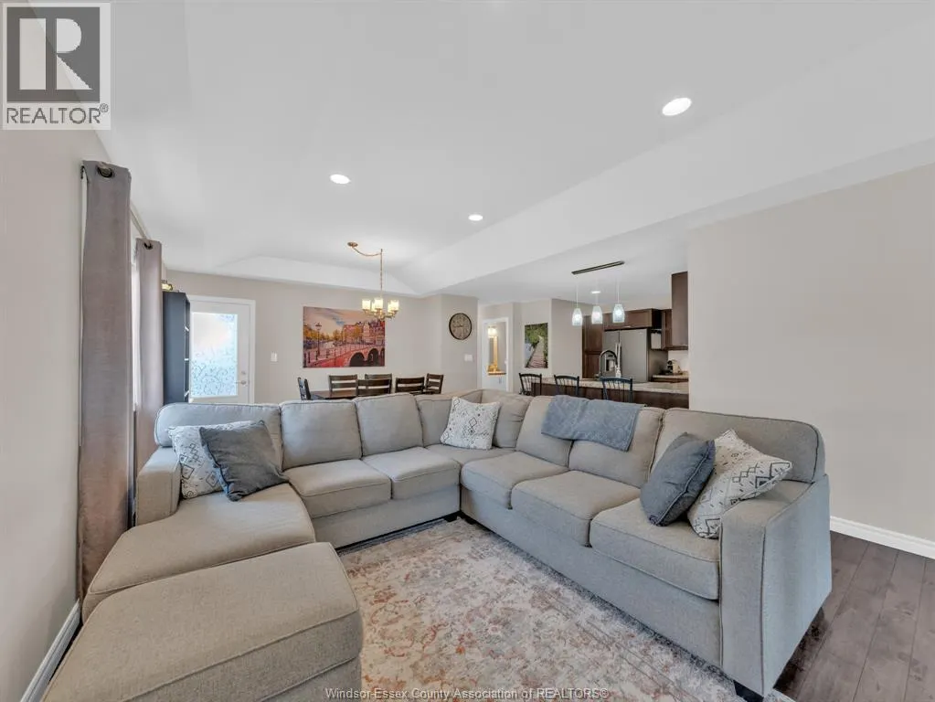 3142 VIOLA CRESCENT