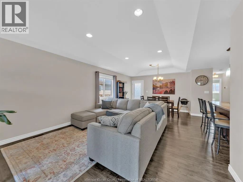 3142 VIOLA CRESCENT