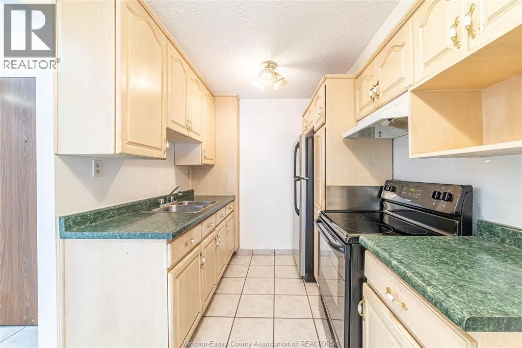 3936 WYANDOTTE Unit# 301