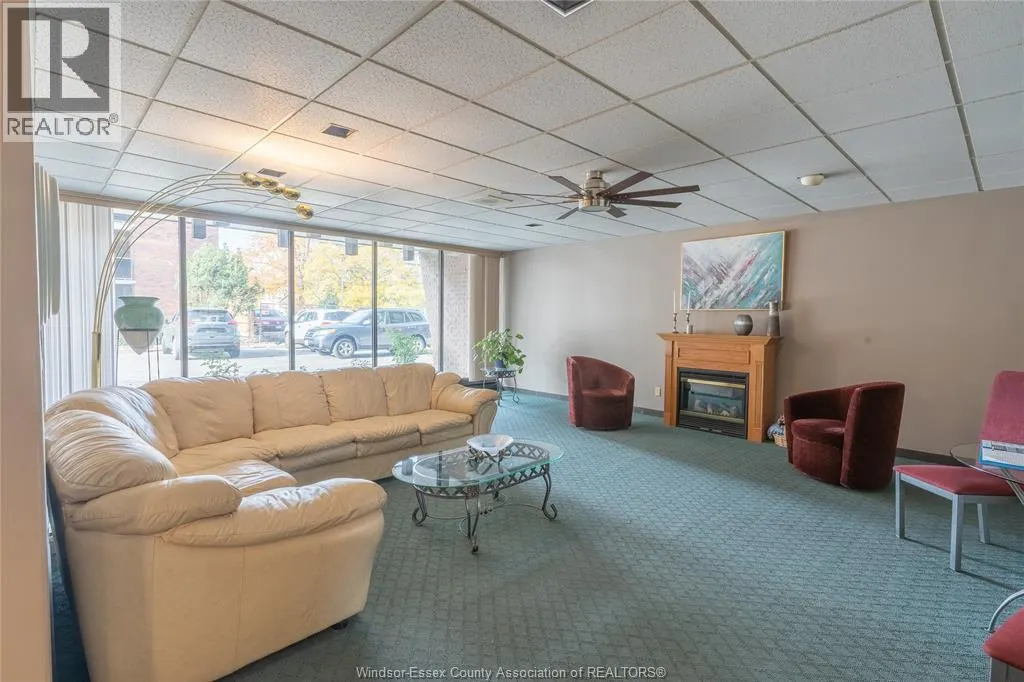 3936 WYANDOTTE Unit# 301