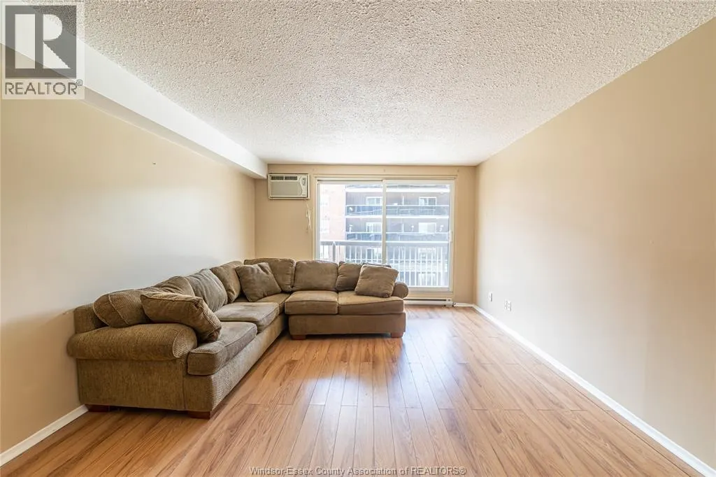 3936 WYANDOTTE Unit# 301