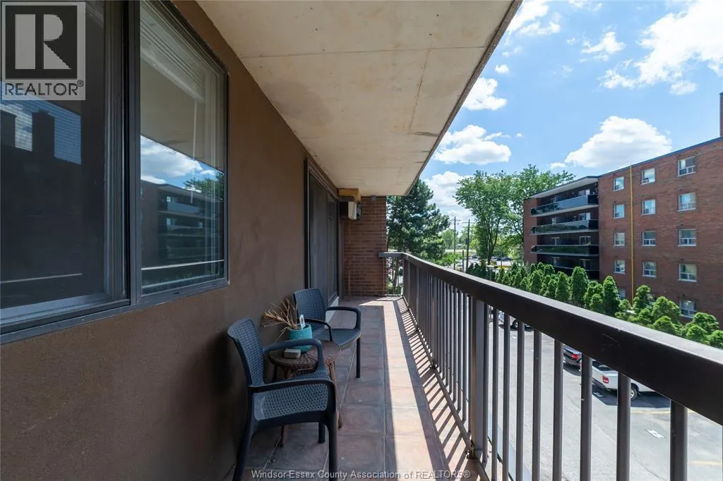 3936 WYANDOTTE Unit# 301