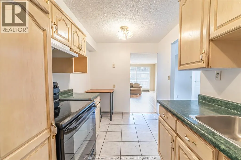 3936 WYANDOTTE Unit# 301