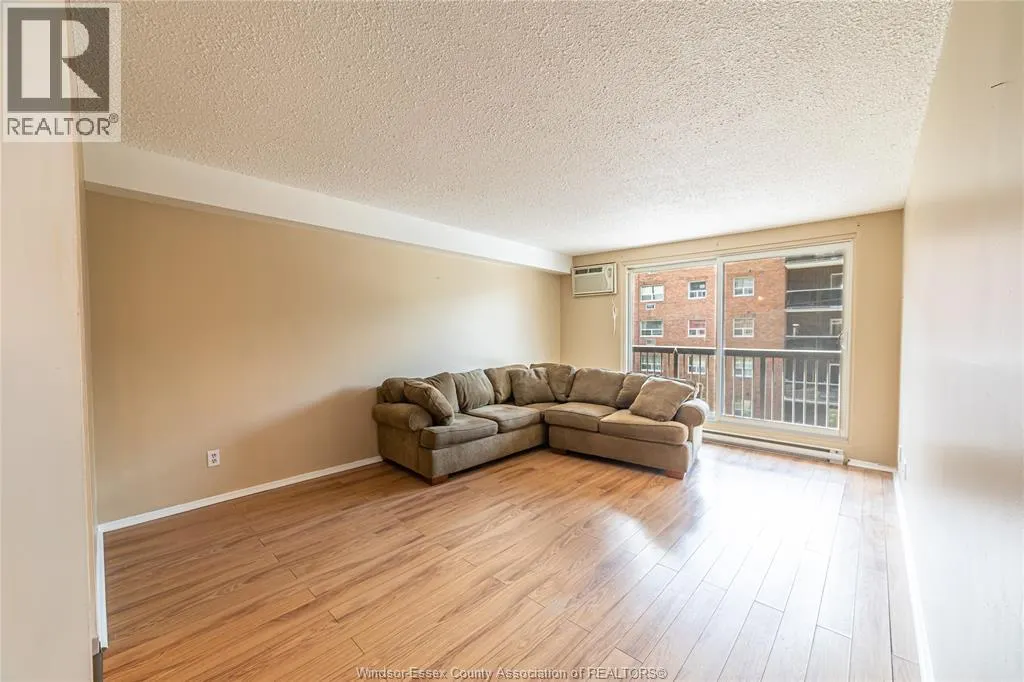 3936 WYANDOTTE Unit# 301