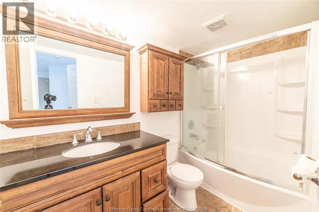 3936 WYANDOTTE Unit# 301