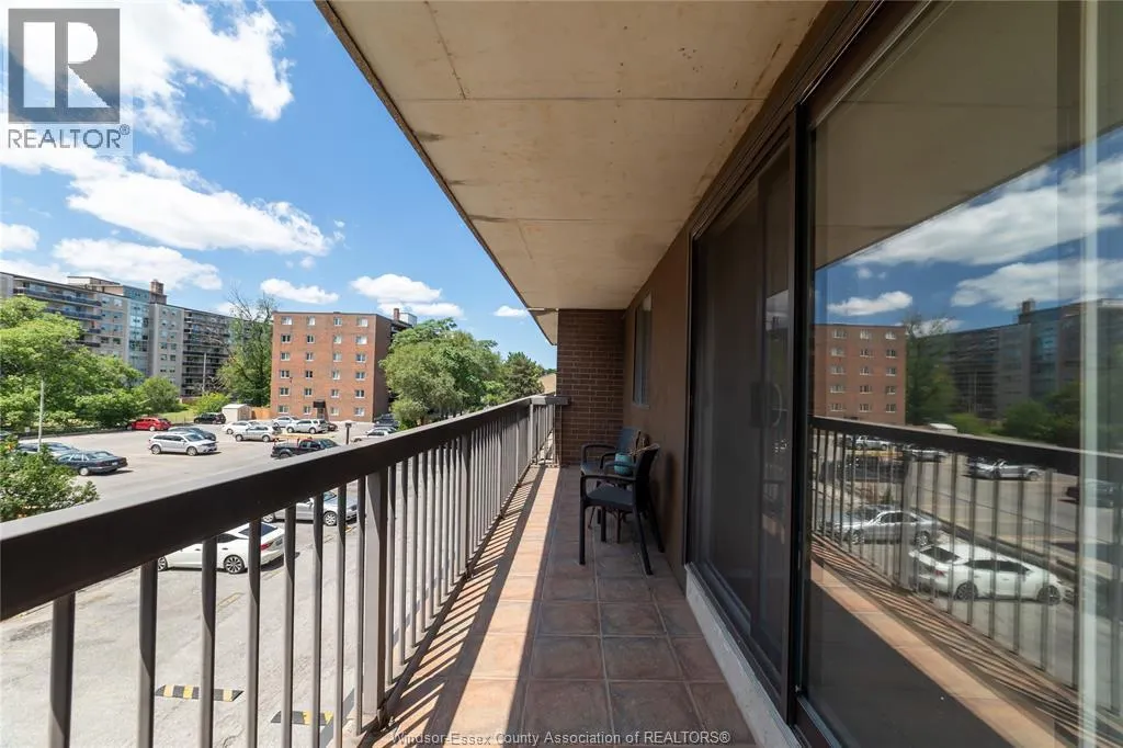3936 WYANDOTTE Unit# 301
